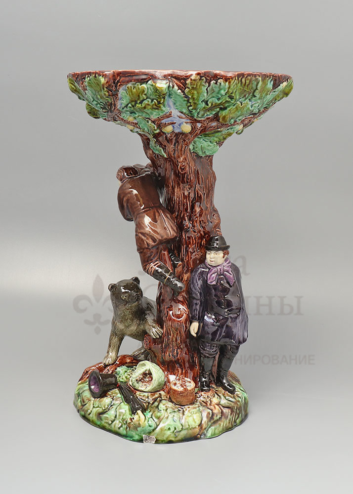 Ваза-фруктовница со скульптурой «Медведь и грибники», фаянс, тов-во Кузнецова, кон. 19, нач. 20 вв. Фото с нашего сайта dvaveka.ru