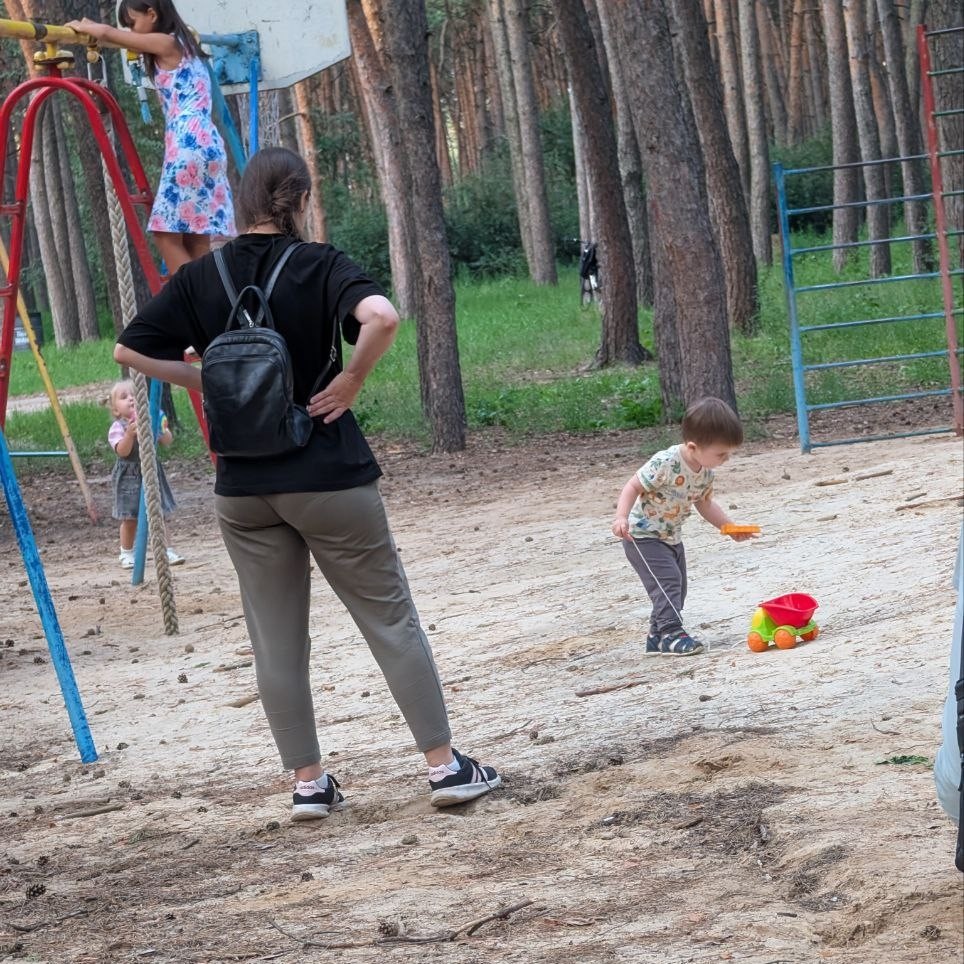 Слежу, чтобы внаглую не отбирал чужие игрушки.