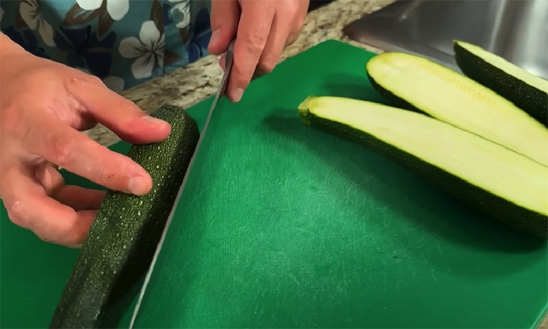 Кабачки-лодочки с начинкой: простой летний рецепт вкусного блюда