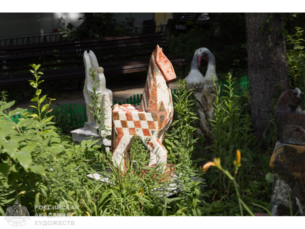 Фрагмент экспозиции «Кузнецова и ученики. Декоративная анималистика» во внутреннем дворике РАХ. Фото: Виктор Берёзкин, пресс-служба РАХ.