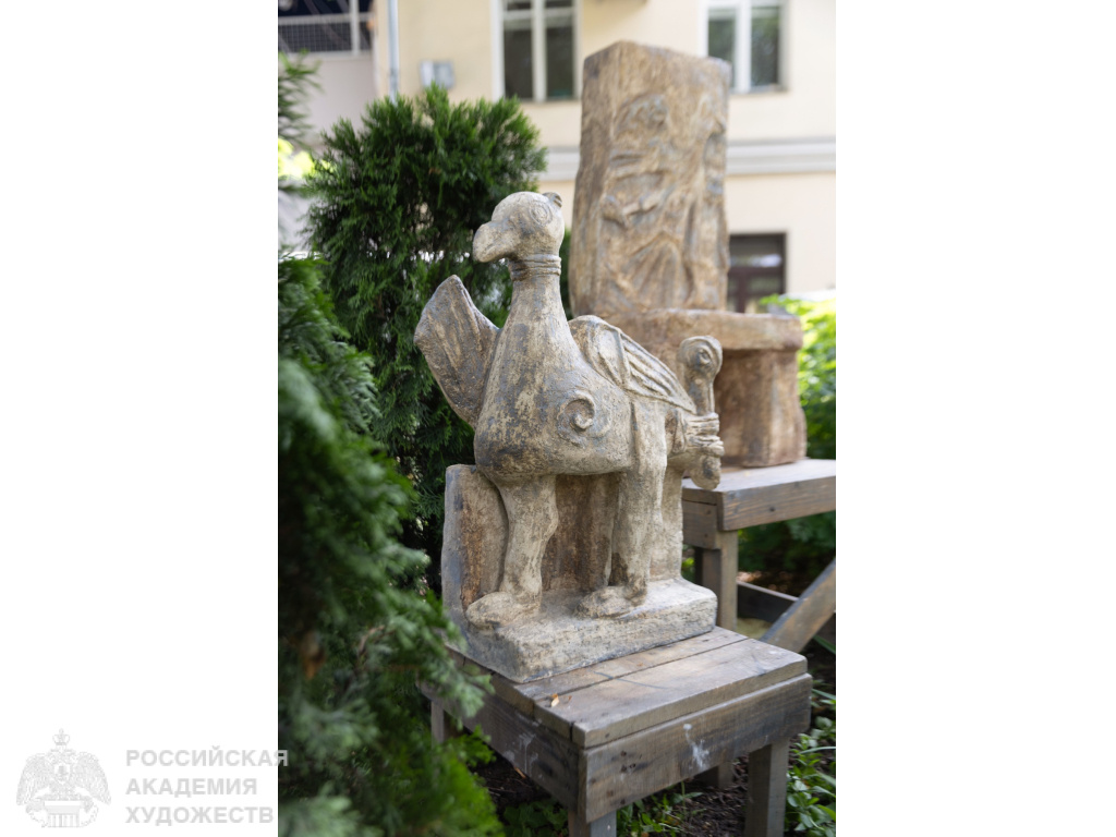 Фрагмент экспозиции «Кузнецова и ученики. Декоративная анималистика» во внутреннем дворике РАХ. Фото: Виктор Берёзкин, пресс-служба РАХ.