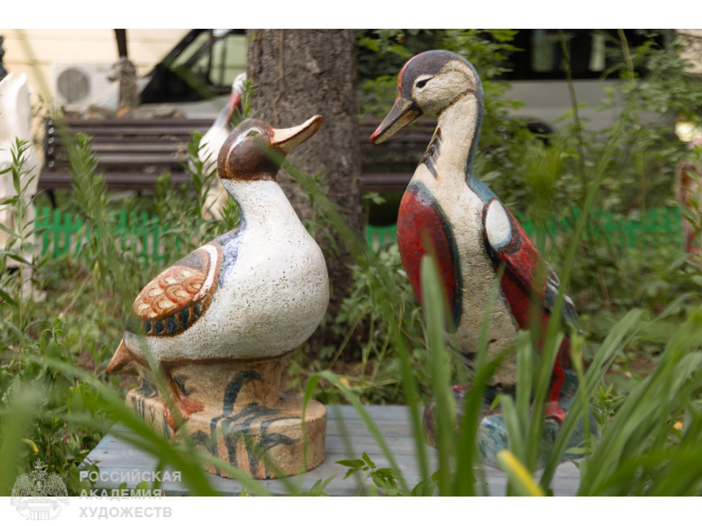 Фрагмент экспозиции «Кузнецова и ученики. Декоративная анималистика» во внутреннем дворике РАХ. Фото: Виктор Берёзкин, пресс-служба РАХ.