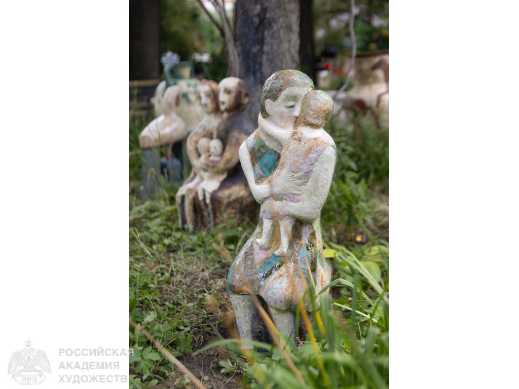 Фрагмент экспозиции «Кузнецова и ученики. Декоративная анималистика» во внутреннем дворике РАХ. Фото: Виктор Берёзкин, пресс-служба РАХ.