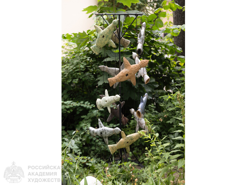 Фрагмент экспозиции «Кузнецова и ученики. Декоративная анималистика» во внутреннем дворике РАХ. Фото: Виктор Берёзкин, пресс-служба РАХ.