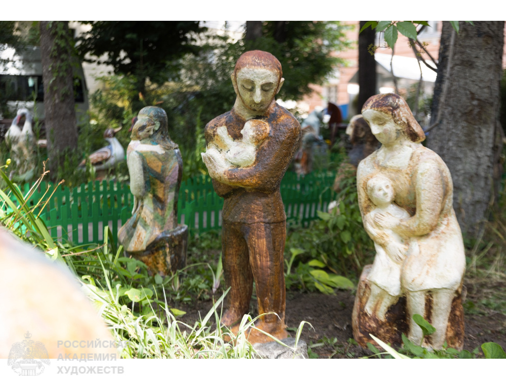 Фрагмент экспозиции «Кузнецова и ученики. Декоративная анималистика» во внутреннем дворике РАХ. Фото: Виктор Берёзкин, пресс-служба РАХ.