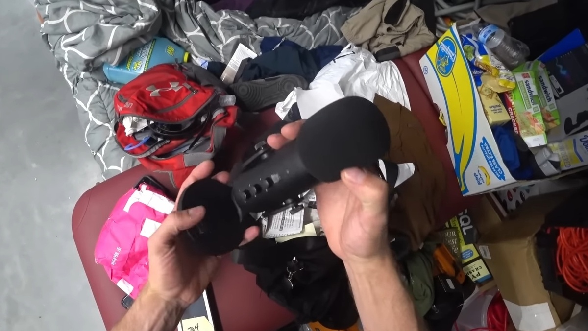 Одна из частых моих находок - микрофоны. Что не кладовка, то склад блогера или игромана.