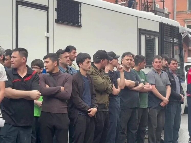     Проверяли условия проживания и легальность нахождения иностранных граждан, по итогу было задержано 15 человек. Фото: скриншот из видео пресс-службы ГУ МВД России по Санкт-Петербургу и Ленинградской области.