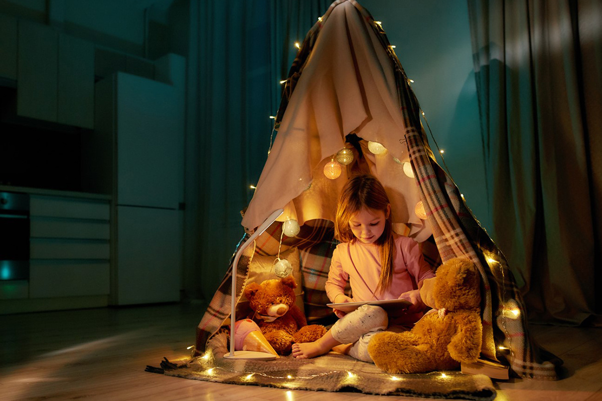 BAZA Production / Shutterstock / FOTODOM📷Классический вариант детского шалаша — его можно быстро перестраивать и разбирать на ночь