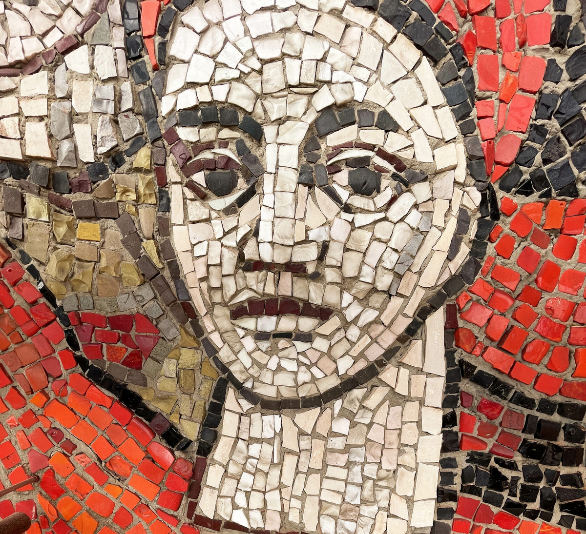 Совесткое мозаичное панно из колотой на модуль смальты на фасаде здания 