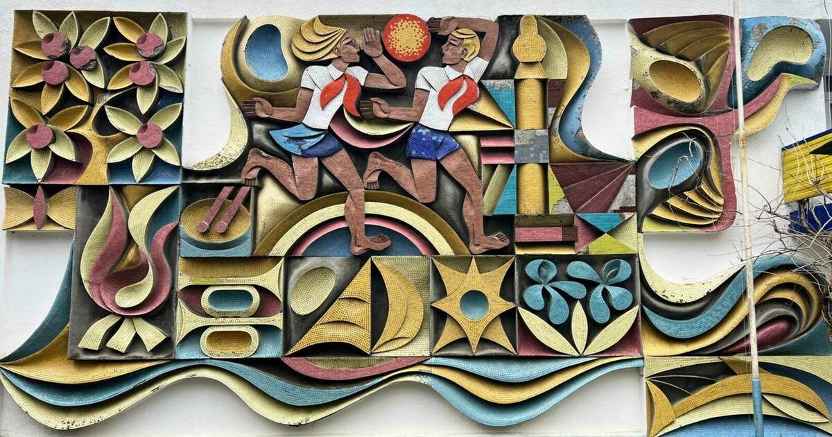 Фотографии с реставрации мозаики на фасаде. Детский лагерь "Альбатрос" с. Кабардинка