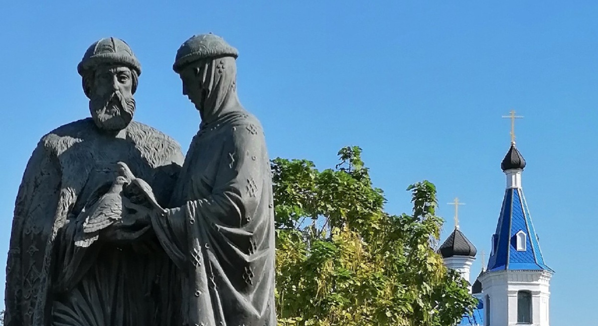 Скульптурная композиция «Святые благоверные Петр и Феврония Муромские». Астрахань, 2023.