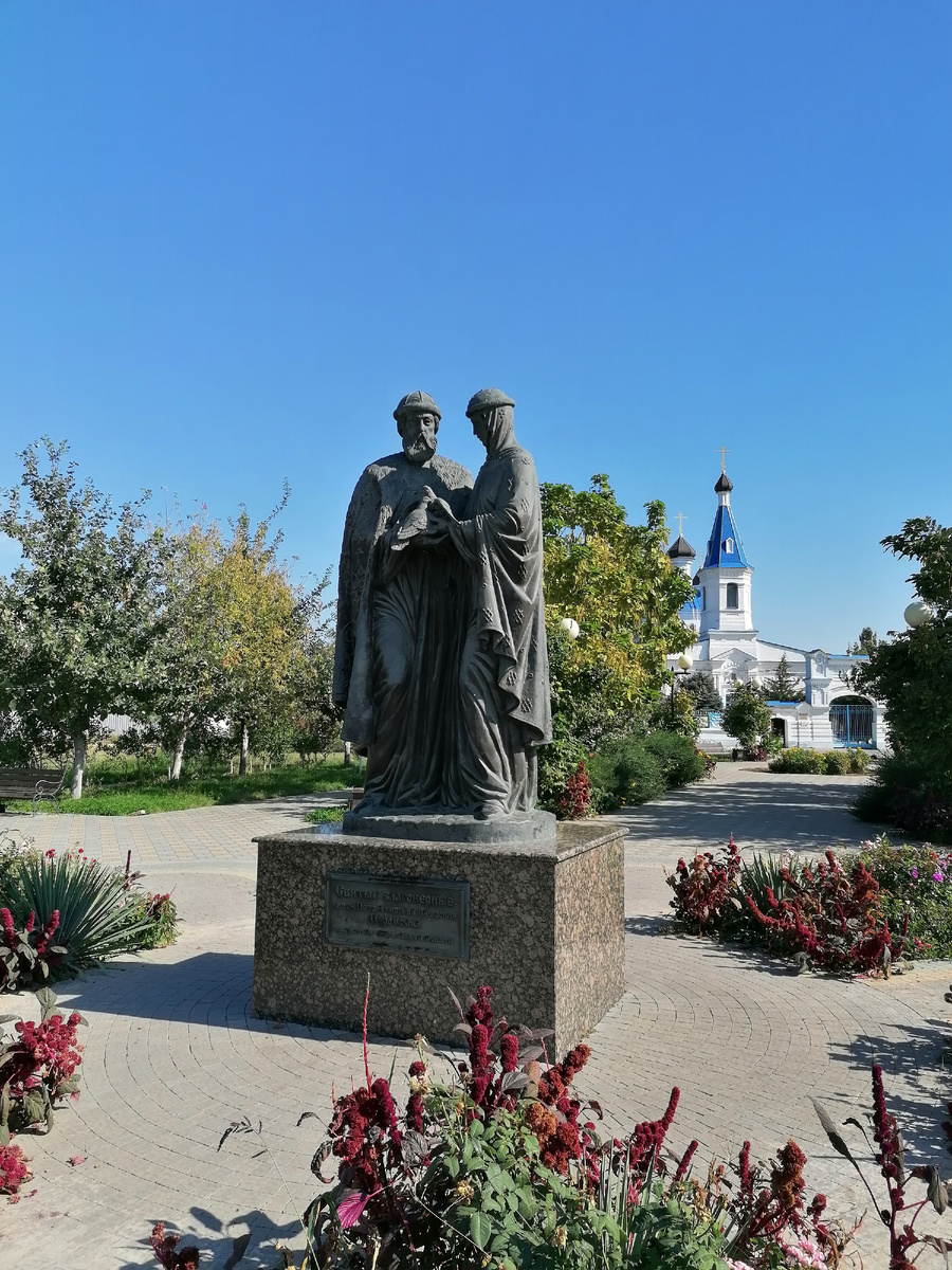 Скульптурная композиция «Святые благоверные Петр и Феврония Муромские». Астрахань, 2023. Автор фото Бекмурзаева С.