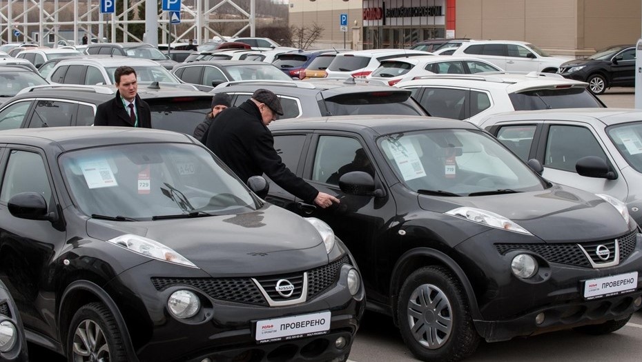    Продажа автомобилей с пробегом у автосалона "Рольф" на Пулковском шоссе. Автор фото: Ермохин Сергей
