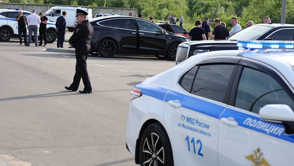   Роман Наумов / URA.RU / ТАСС- Автомобиль и сотрудники специальных служб на месте обнаружения тела бывшего министра транспорта России Романа Старовойта