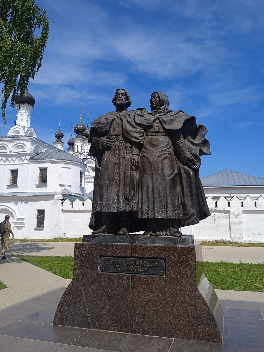 Муром. Памятник Петру и Февронии у свято Троицкого женского монастыря. 