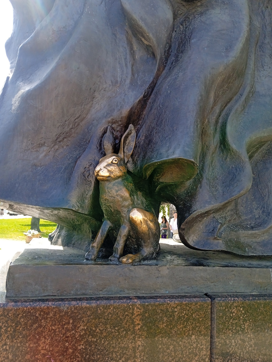 Зайчик у ног Петра и Февронии