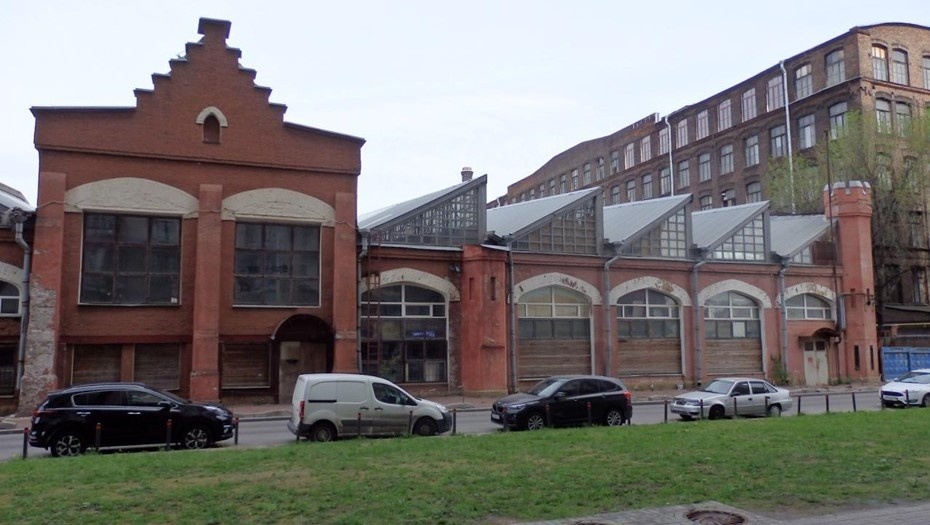    Здание малярной мастерской Санкт-Петербургского вагоностроительного завода на территории бывшей фабрики "Скороход". Автор фото: citywalls.ru