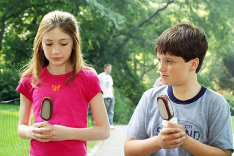 Вы помните свою первую любовь? Ту самую, от которой щемило сердце, а мир казался ярче? Фильм «Маленький Манхэттен» (2005) - это как раз такая история. Добрый, смешной и очень честный взгляд на детские чувства глазами 10-летнего мальчика. Давайте разберёмся, почему этот фильм до сих пор трогает сердца.