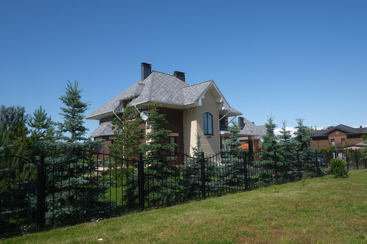 На рынке загородной недвижимости покупатели сталкиваются с множеством терминов: дом, коттедж, дача, эковилла, таунхаус, дуплекс, квадрокс и другие. Иллюстрация - estate.gorbunovb2b.ru.