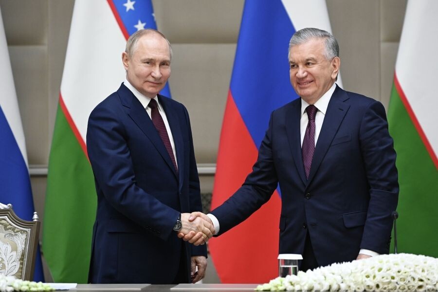    Президент РФ Владимир Путин и президент Узбекистана Шавкат Мирзиеев / Источник: © Сергей Бобылев/РИА Новости