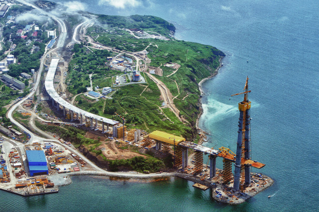 В  моменте на начало 10-х в городе Владивостоке осуществлялось строительство объектов саммита. Большая часть объектов саммита будет построена на острове Русский. 

Наша съемка осуществлялась с тренировочного самолета Як-18 - т