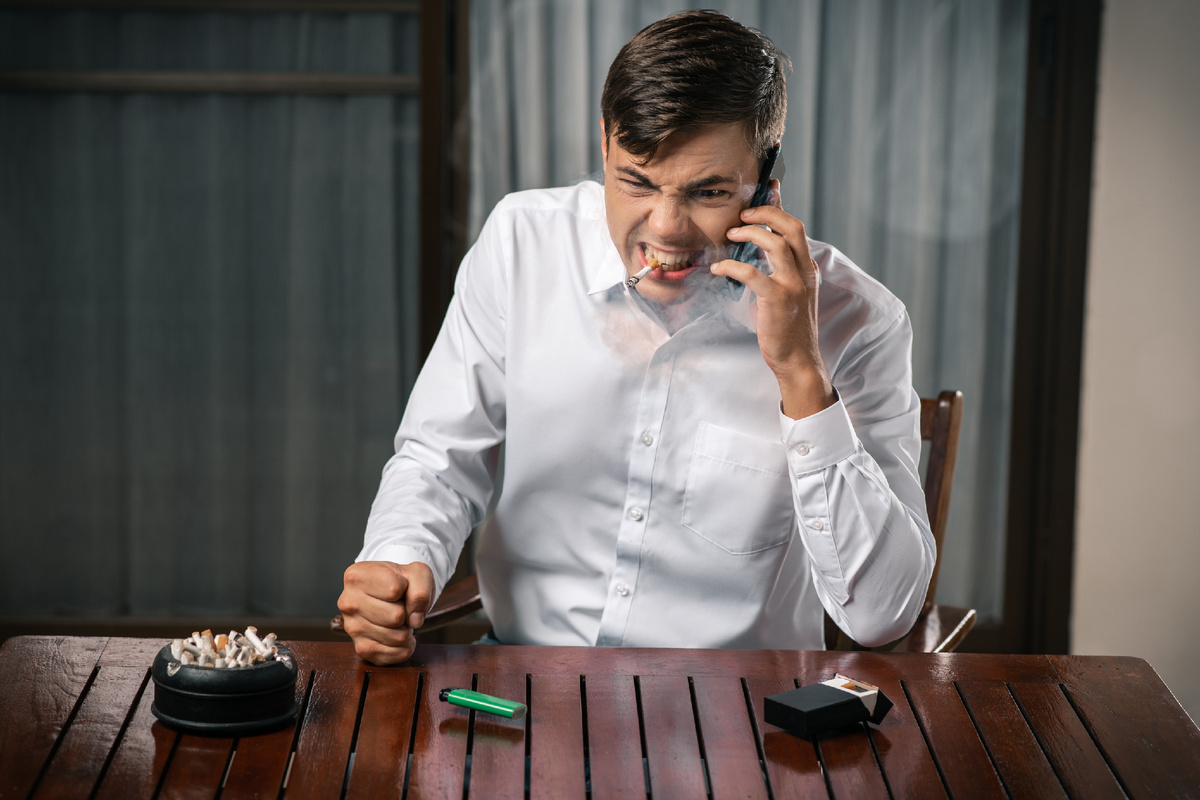 Курящих часто отличает повышенная нервозность (источник изображения: freepik.com)