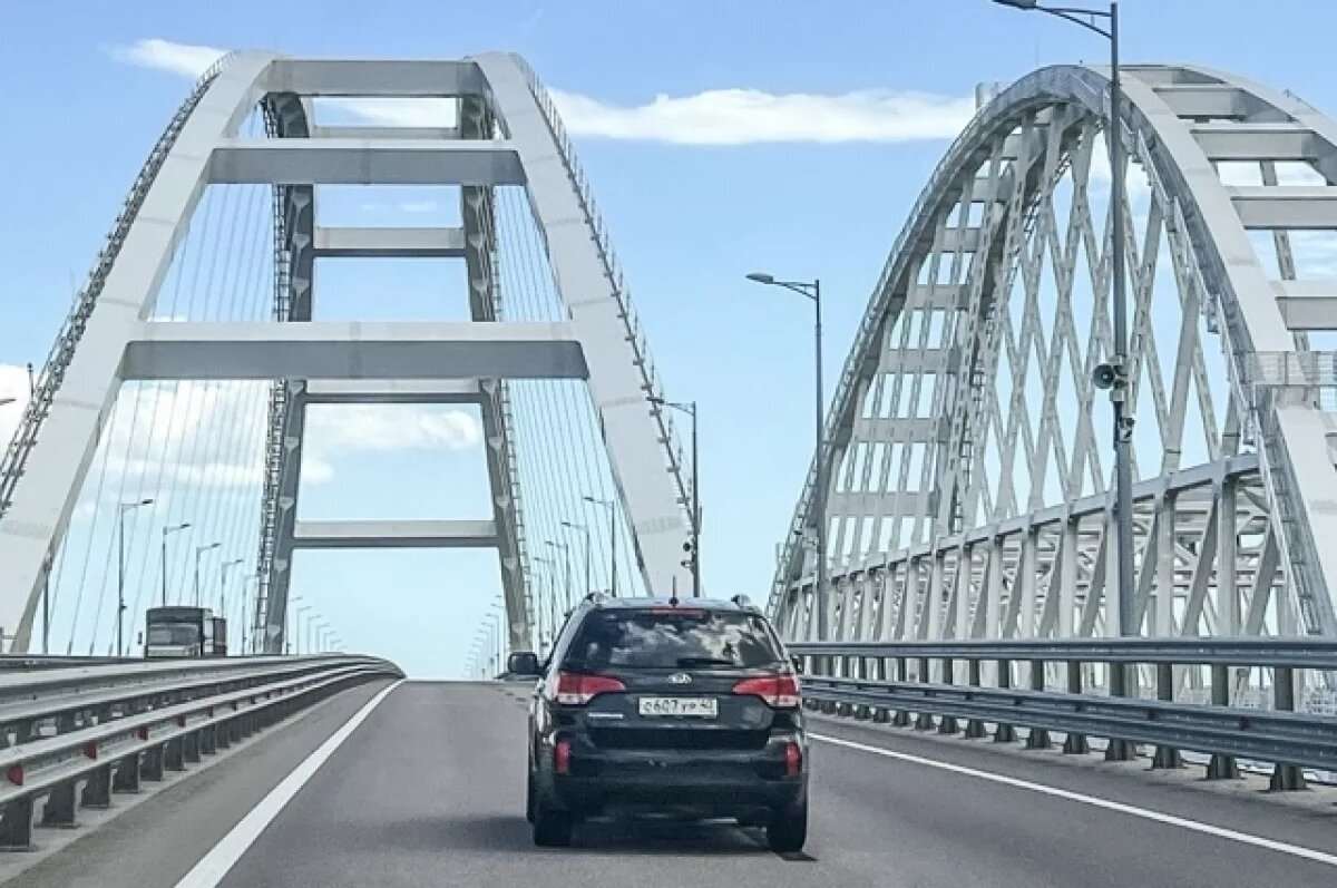   Очередь к Крымскому мосту со стороны Керчи к вечеру 8 июля стала расти
