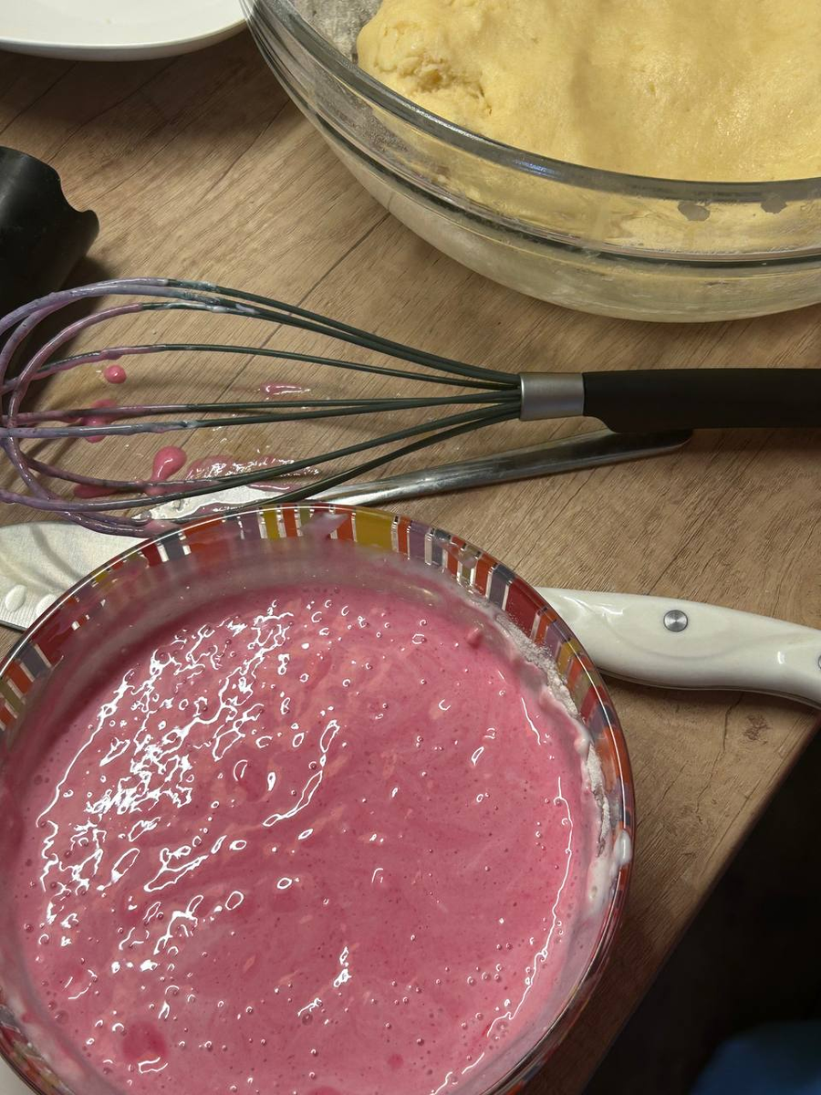 Фото прислано внучкой. Тесто и заливка для пирога уже готовы. Для заливки использовали розовый ванилин