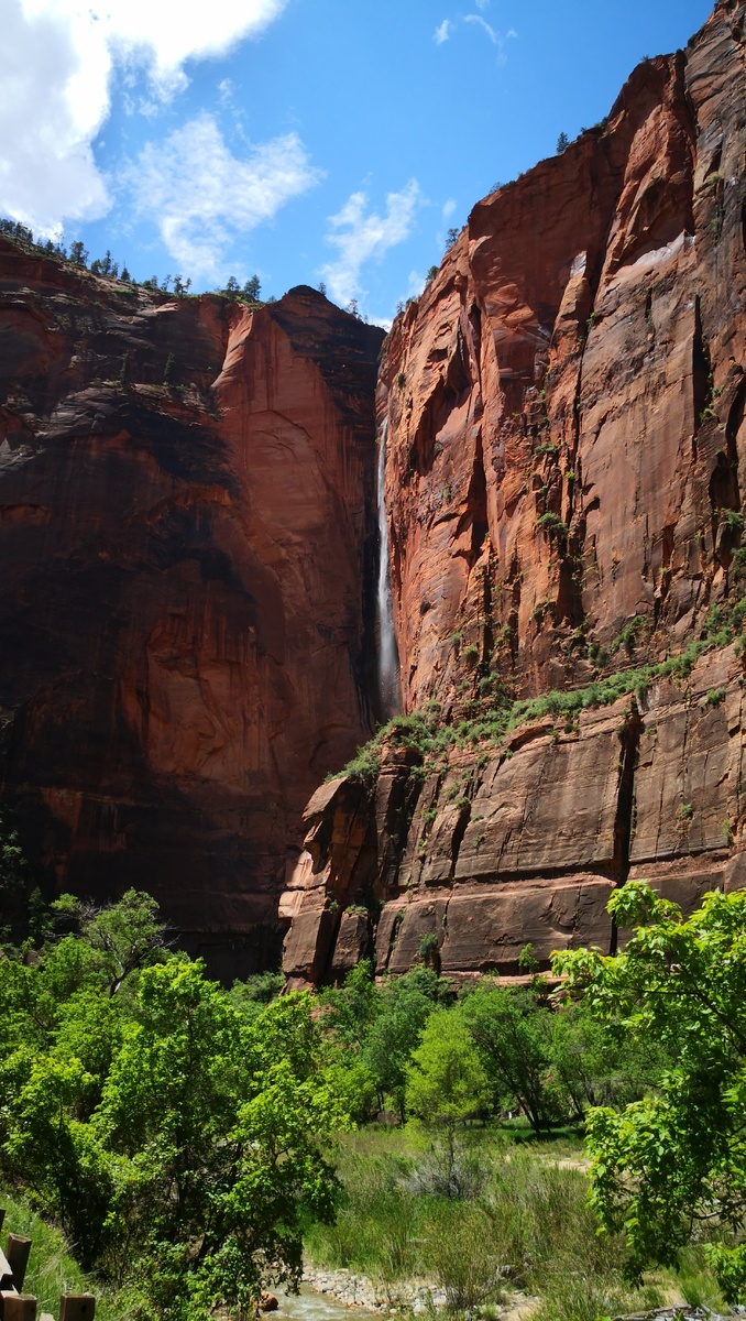 Зайон: Видит око да зуб не ймет. Посмотрели снизу и уехали дальше из-за отсутствия в интернете информации, что в апреле-июне трейлы могут быть закрыты из-за рисков камнепадов. 