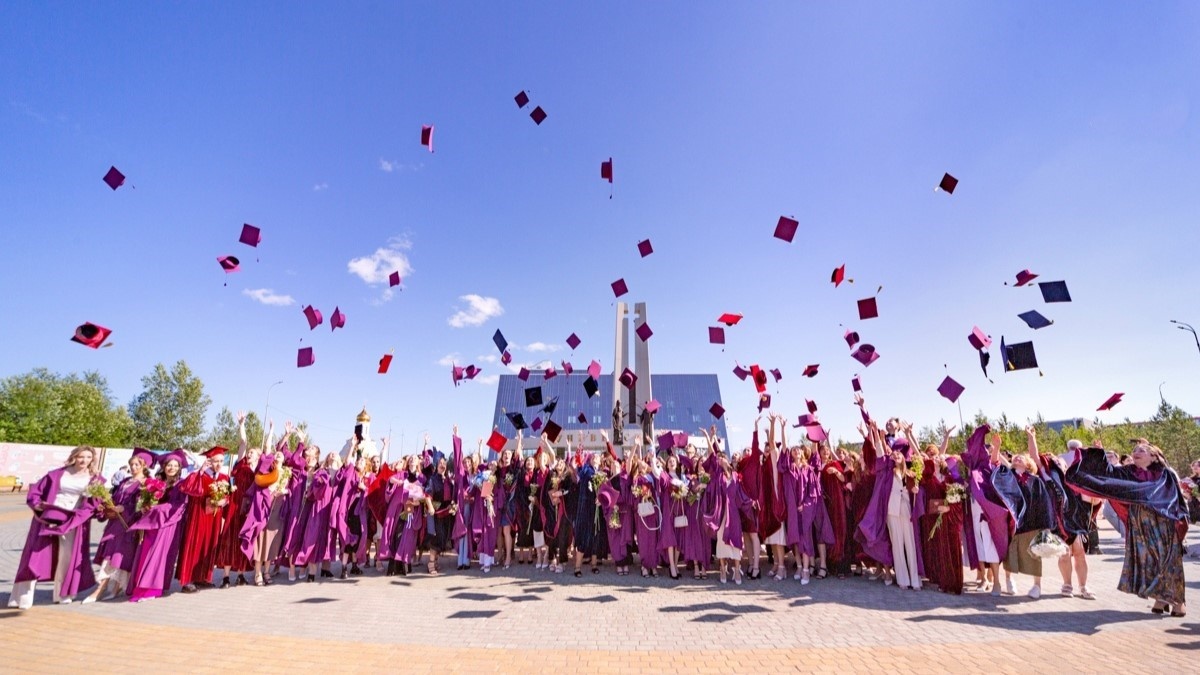    Выпускники СурГУ устроили традиционный «салют конфедераток»