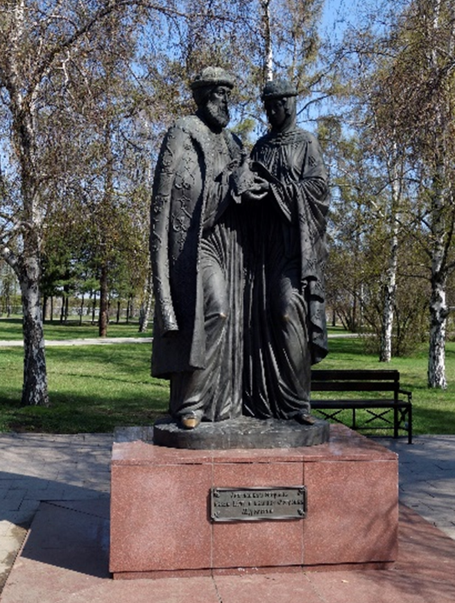 Памятник в Иркутске. Такой же проект осуществлён в Благовещенске, Волгограде,  Туле, Ярославле.