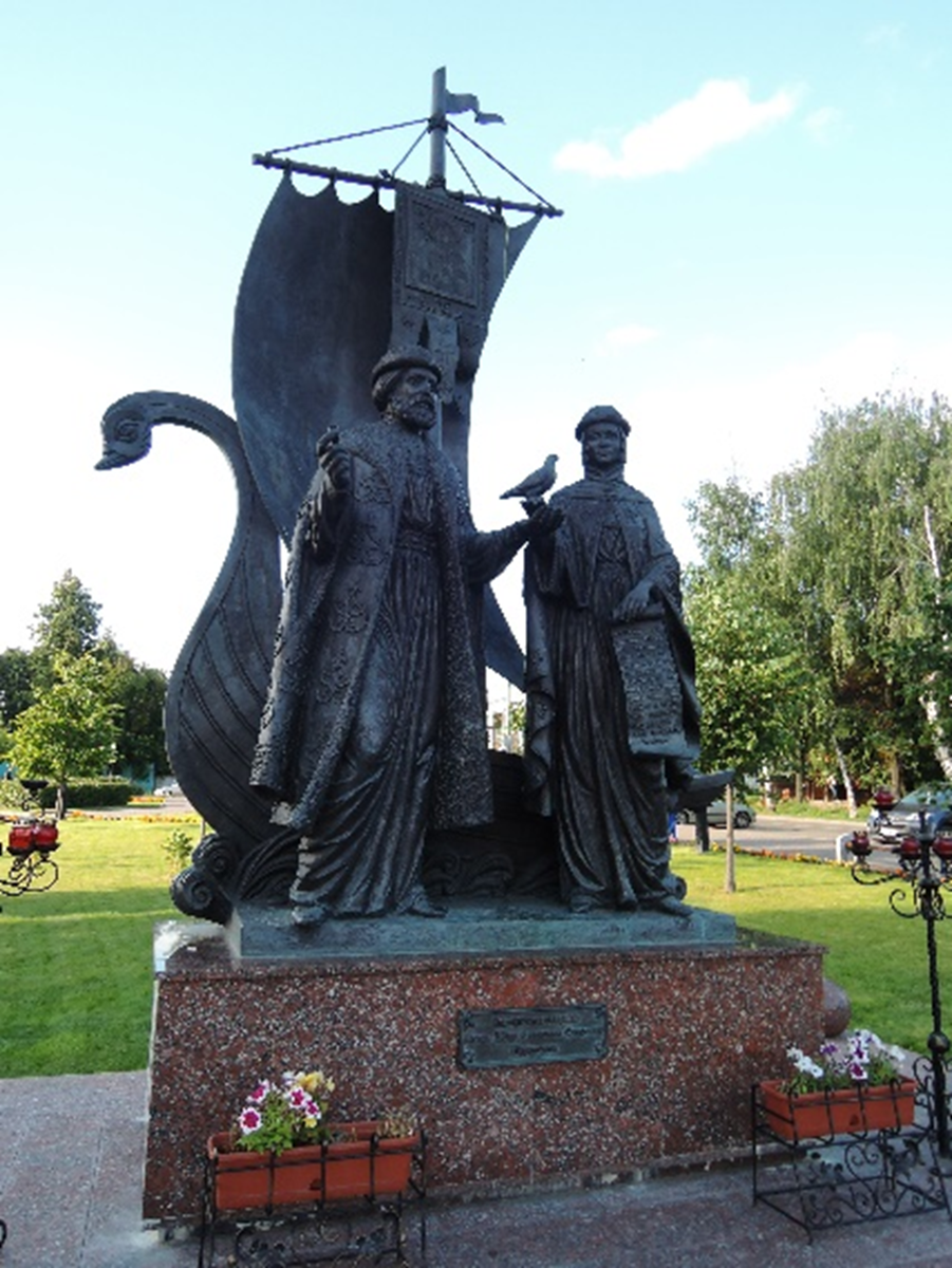 Памятник в Ижевске. Такой же проект выполнен в Екатеринбурге и Самаре.