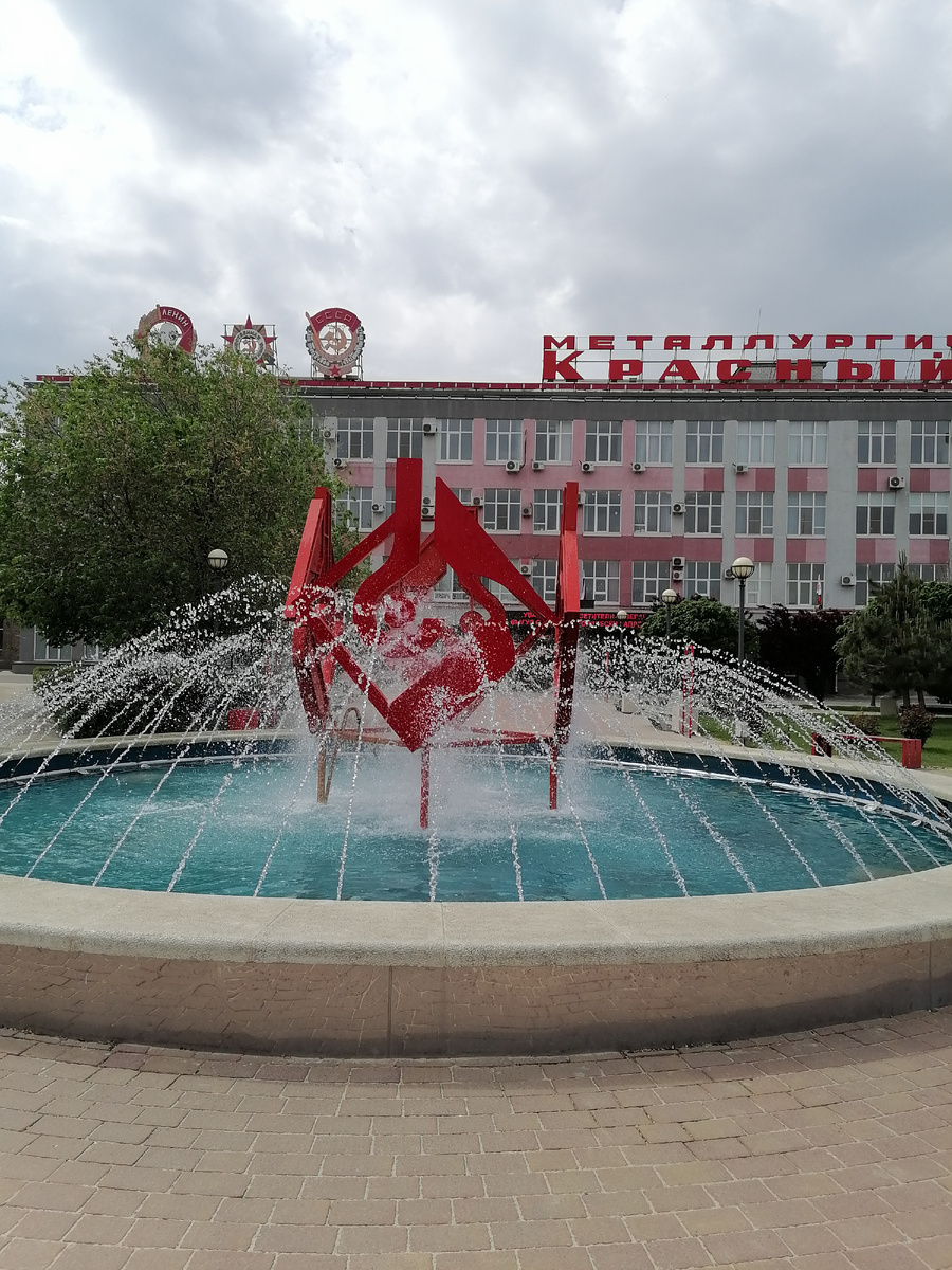 Сквер перед заводом.