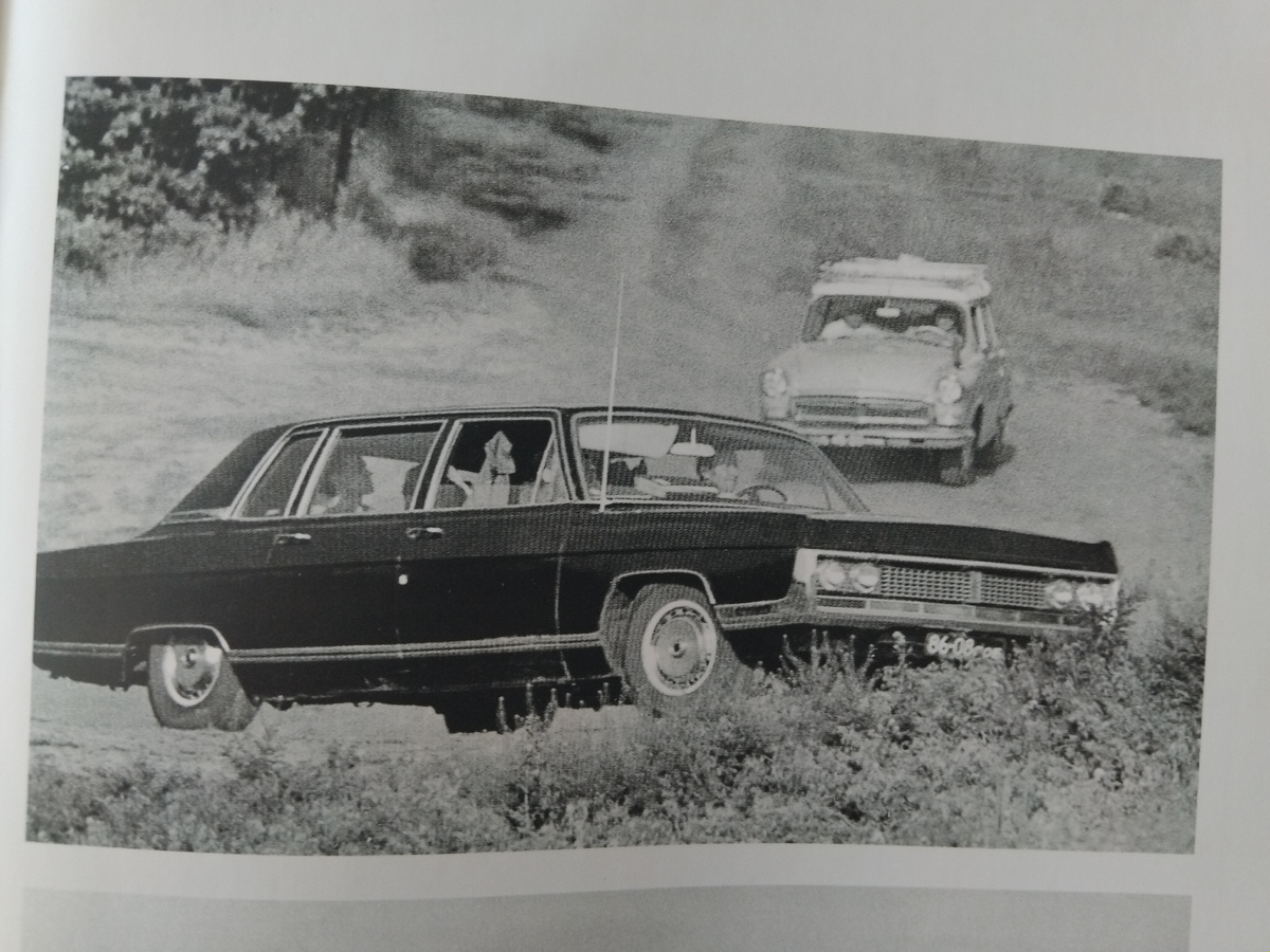 Испытания ГАЗ-14 Чайка—прототип второй волны. На заднем плане та самая ГАЗ-22В V8