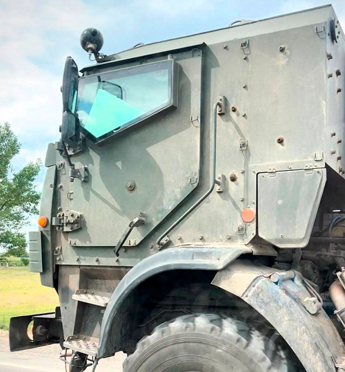 КАМАЗ с бронекабиной мчит по дорогам Дикого Юго-Запада России. Бронирование кабин обычных военных КАМАЗов и установка бронекапсул для десанта, и так набирает обороты, но «Тайфун-К» – куда более защищённая машина в целом (фото из открытых источников)