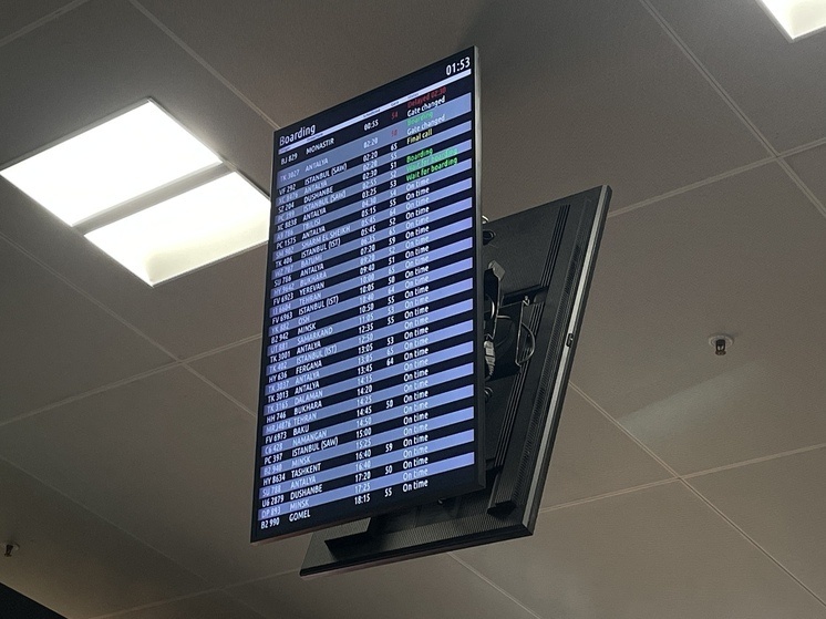     Согласно табло рейсов в Пулково, последний восьмой задержанный рейс отправился в аэропорт назначения — Худжанд. Фото: архив "МК в Питере".