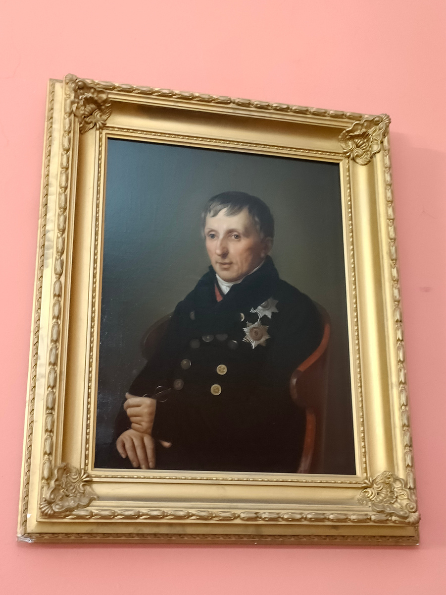Портрет Алексея Николаевича Оленина (1764-1843) в гостинной-галерее господского дома. Источник: Архив автора 