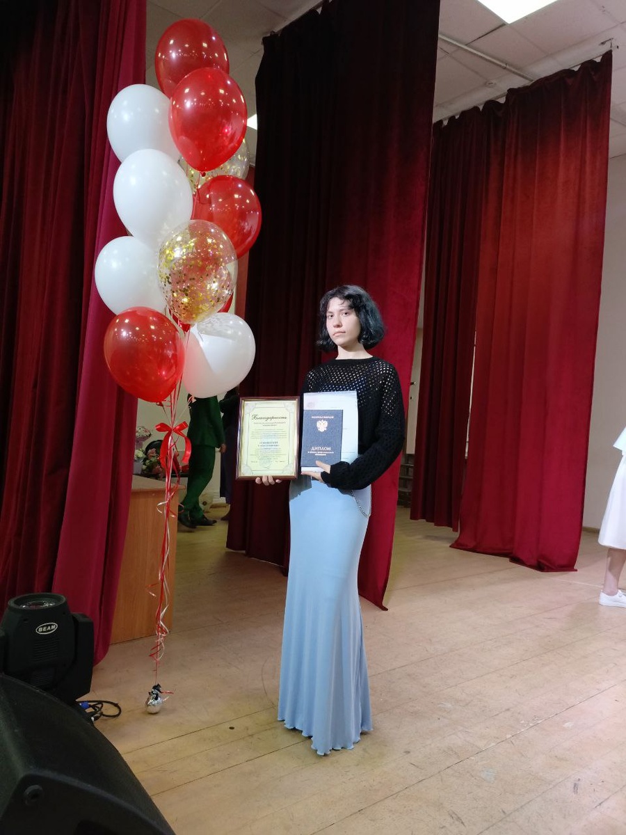 Я на сцене после торжественного мероприятия с дипломом и благодарностью от министра безопасности Ложкина