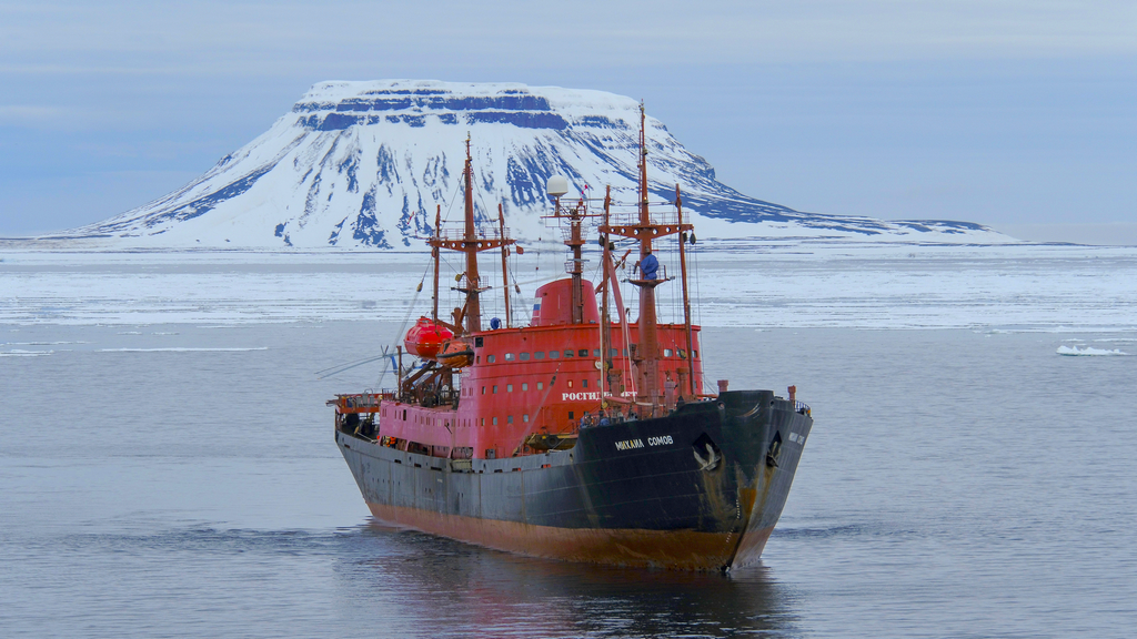 НЭС «Михаил Сомов» у острова Белл (национальный парк «Русская Арктика»). Фото: В. Филиппов