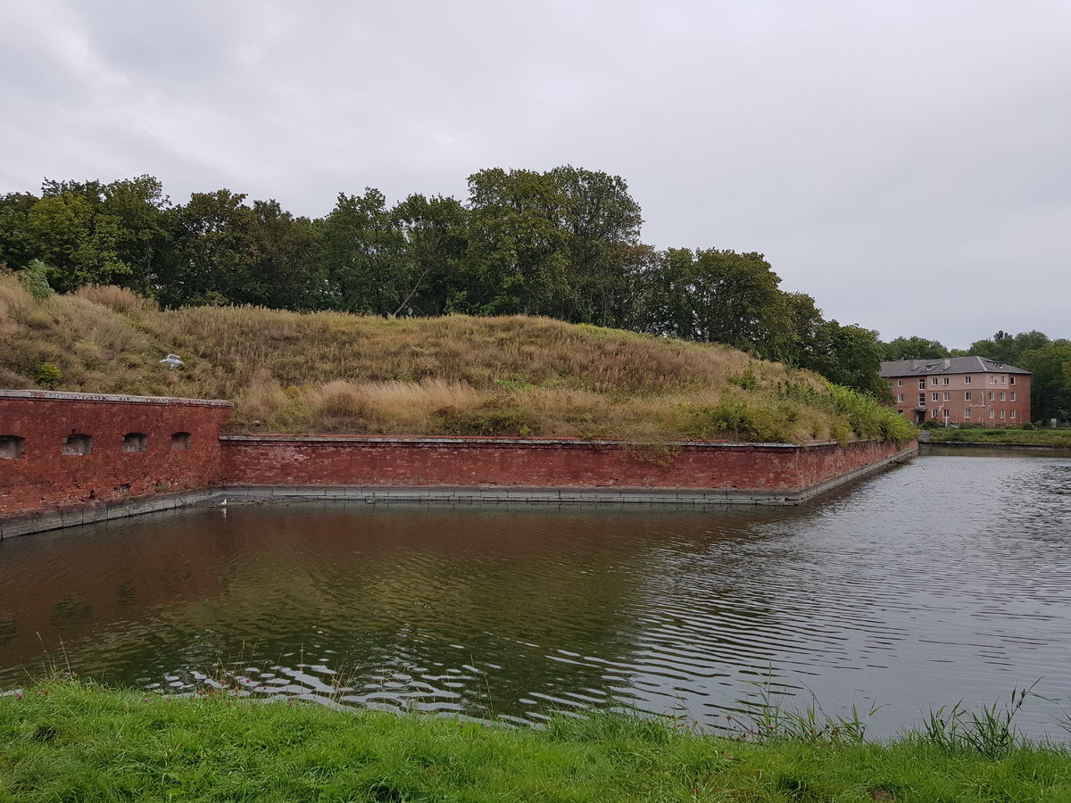 Стены крепости по-прежнему окружены рвами с водой. Фото автора. 