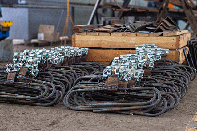 Тверские энергетики устанавливают на линиях ограничители от гололеда