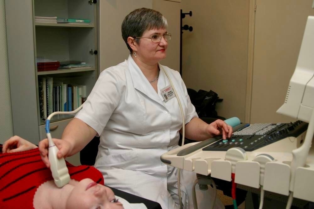    В День семьи, любви и верности и в День рождения врача ультразвуковой диагностики, ветерана Кардиоцентра Светланы Олексеенко про ее полувековой стаж в медицине и в супружеской жизни