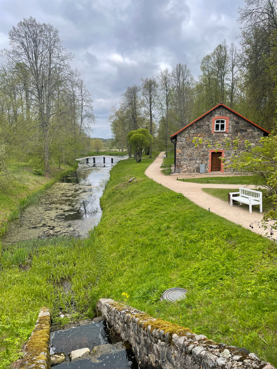 Территория заповедника украшенная архитектурными формами, запрудами и скамеечками