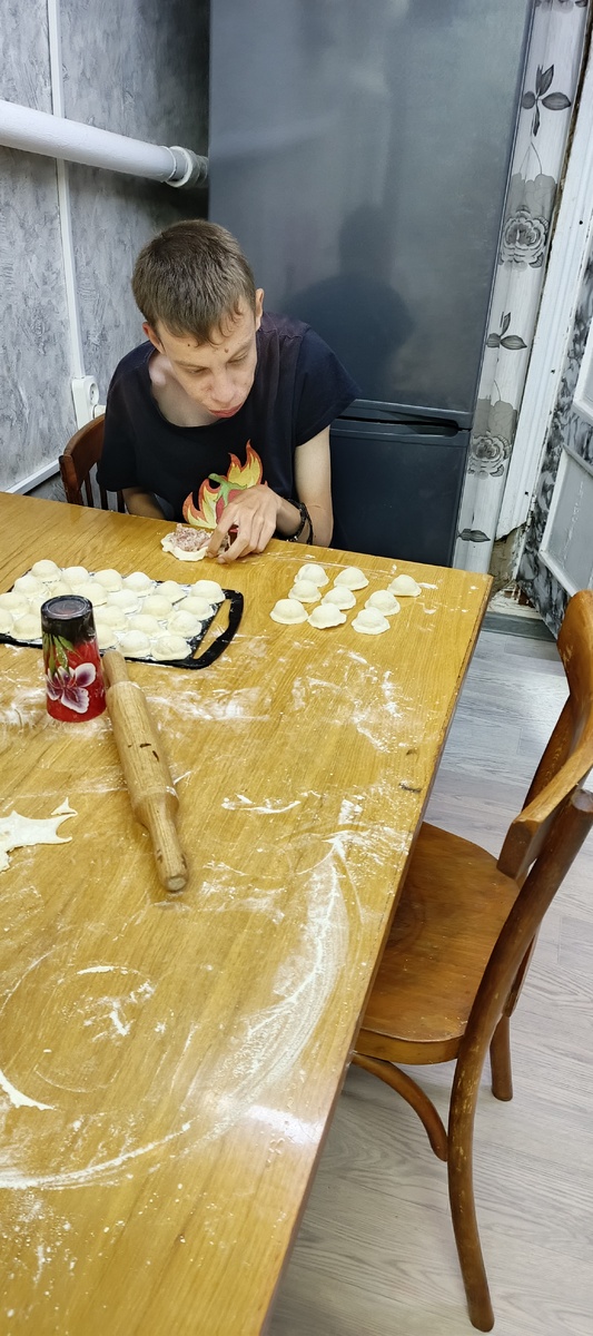 Саша помогает