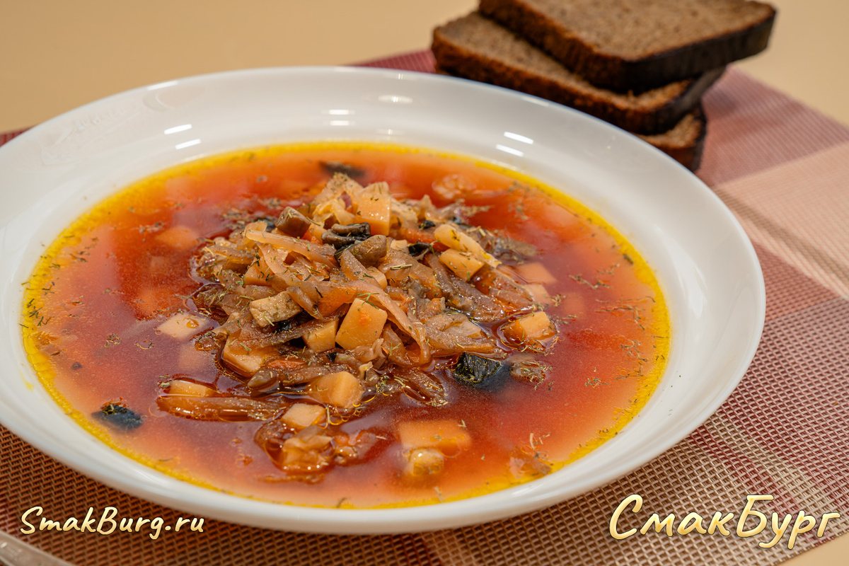 Насыщенный борщ с грибами - приятное блюдо для всей семьи