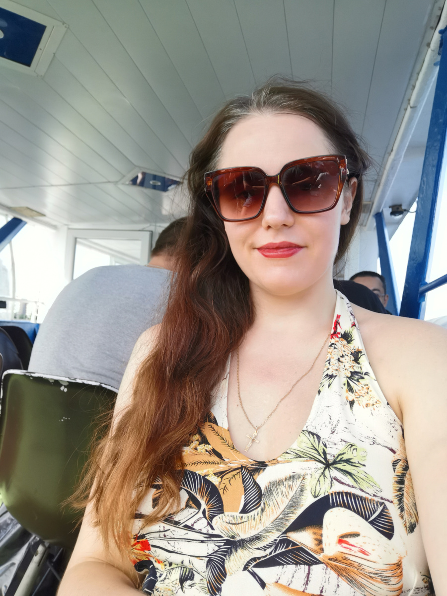 Тут не видно, но это мы по Неве плывём на кораблике) 