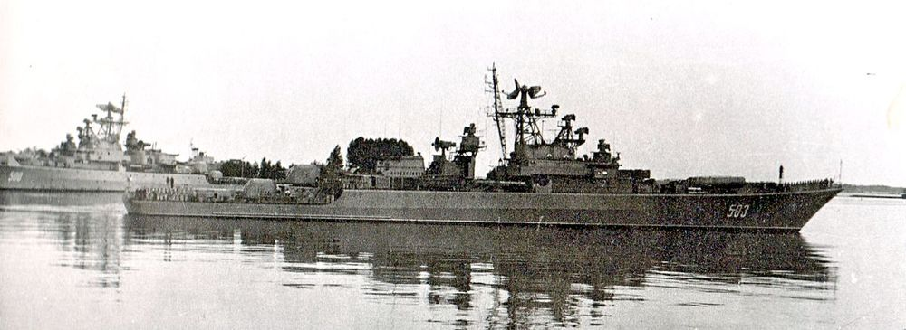 Фотоиллюстрация из первого тома ДМБовского альбома автора: 11 июня 1972 года. ВМБ Балтийск. БПК «Бодрый» пр.1135 типа «Буревестник» - мой первый боевой корабль во время срочной военно-морской службы на Балтийском флоте. Бортовой номер БПК «Бодрый» в 1971-1972 годах 503, следующий бортовой номер в 1972 году будет - 222, затем - 517, 508 (1974), 204 (1975), 513 (1975), 505 (1977), 514 (1978), 788 (1978), 705 (1979), 724 (1981), 704 (1984), 722 (1988), 710 (1990). При каждом выходе на БС и заходе в иностранный порт, либо на время боевых учений и стрельб, бортовые номера кораблей могли меняться, чтобы дезориентировать «вероятного противника». С июня по декабрь 1972 года БПК «Бодрый» будет на первой БС (боевой службе) в Средиземке выполнять боевую задачу «по оказанию помощи вооружённым силам Египта и Сирии» перед Войной Судного 1973 года на Ближнем Востоке. 31 октября 1974 года БПК «Бодрый» будет награждён вымпелом МО СССР «За мужество и воинскую доблесть». На фотографии БПК «Бодрый», на борту которого мои друзья-моряки, с кем я начинал службу на флоте, уходит в Лиепаю, в Арсенал, на загрузку боезапаса перед первой БС (боевой службой). На заднем плане БПК «Бдительный», первый «Буревестник» пр.1135, бортовой номер 500. Фотоснимок автора с борта БПК «Свирепый». В этот момент в воскресенье 11 июня 1972 года шёл мелкий дождь (3.4 мм осадков), дневная температура была такой: мин.: 12.2°С тепла, средняя - 16.8°С тепла, макс.: - 23.2°С тепла. Через два дня 14 июня 1972 года БПК "Бодрый" уйдёт на свою первую БС (боевую службу) в Средиземное море, чтобы приять участие в событиях арабо-израильского военного конфликта.