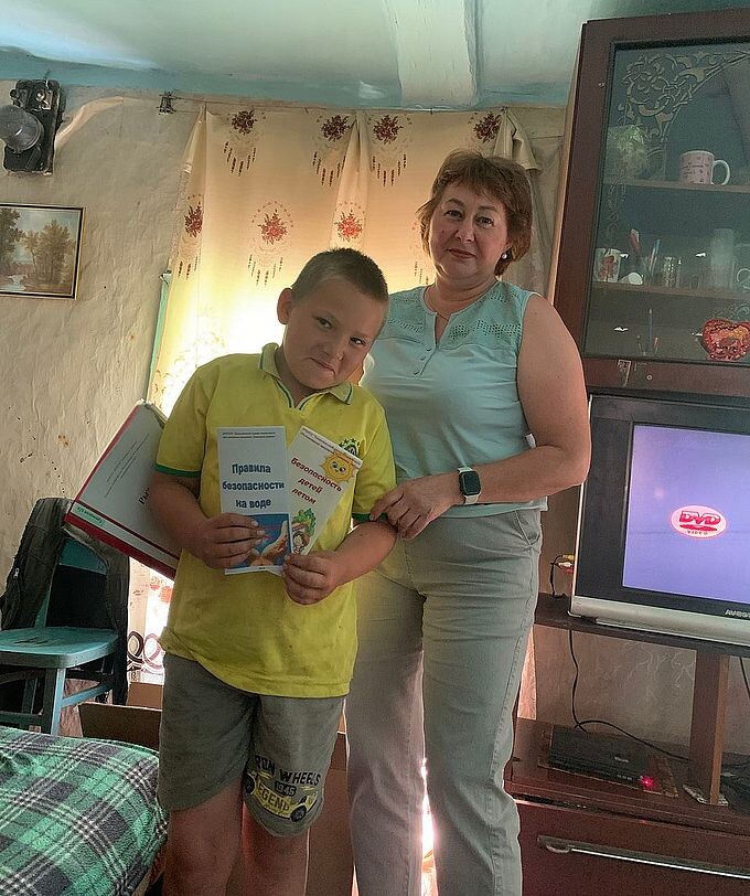Шуйская Ольга Петровна вручила мальчику буклеты с правилами