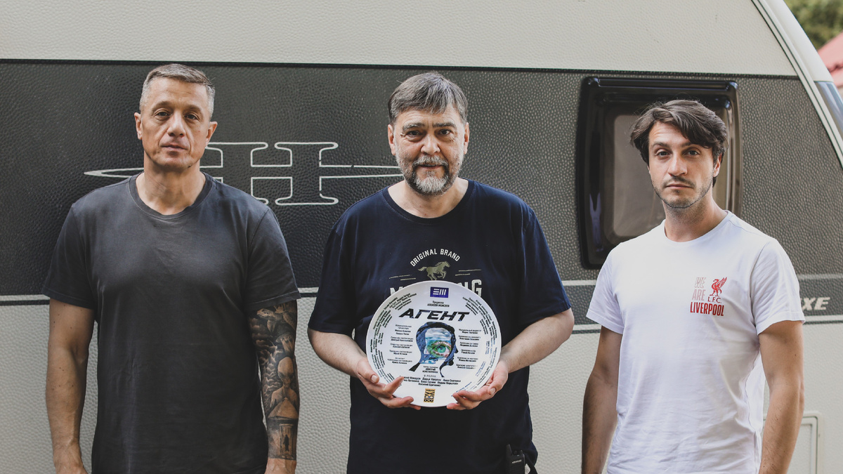 Актёр Алексей Макаров, режиссёр Дмитрий Константинов, актёр Вадим Норштейн на съёмках сериала «Агент»