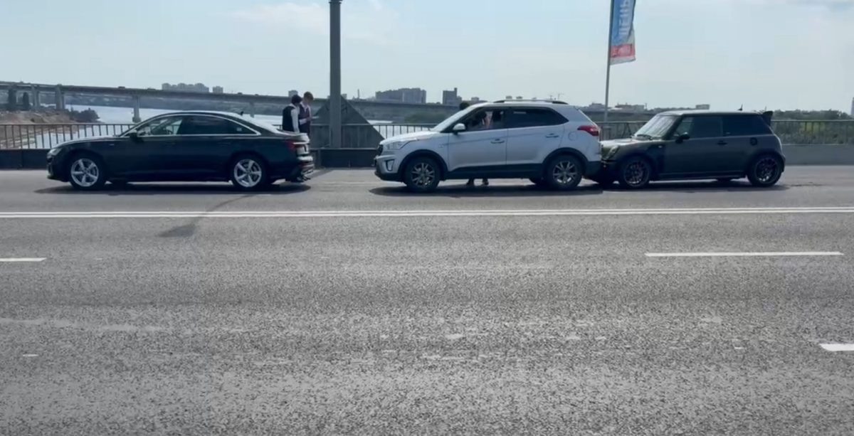    Водитель мини купера и пассажирка автомобиля Huyndai получили травмы